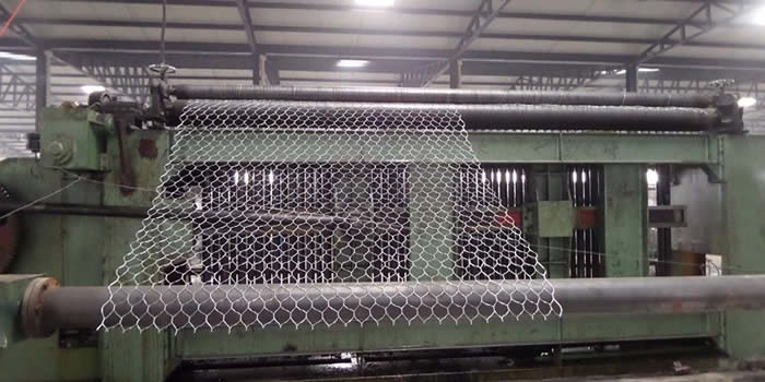 Galvanized hexagonal wire netting weaving machine
