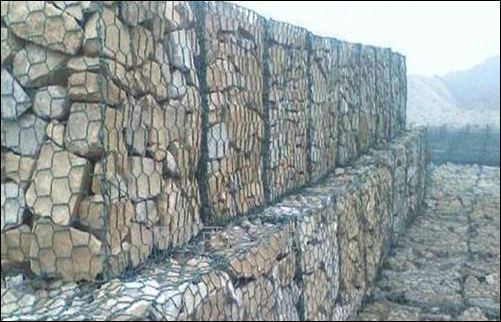 Cylindrical galfan mattress retaining wall for erosion control