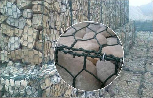 UV resisting plastified wire gabions